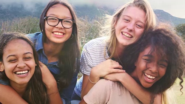 四个快乐的少女在户外骑行，特写视频下载