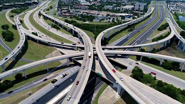镜头向下鸟瞰图高速公路和莫帕克高速公路和183高速公路在奥斯汀，德克萨斯州，美国视频下载