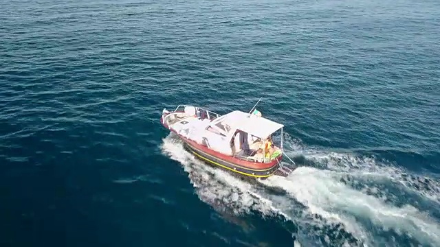 从上面的视频。意大利撒丁岛翡翠海岸一艘小船的鸟瞰图视频素材