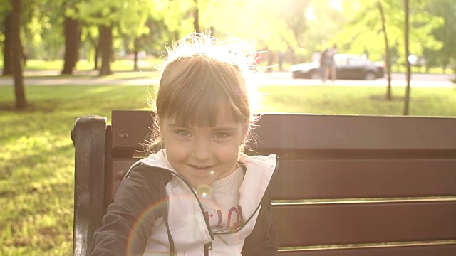 小女孩在公园里用手指指着摄像机视频素材