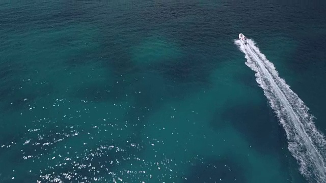 从上面的视频。意大利撒丁岛翡翠海岸一艘小船的鸟瞰图视频素材