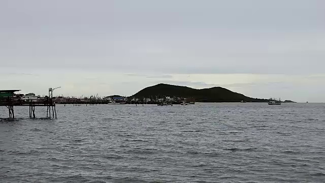罗勇萨美海滩钓鱼码头附近的大气。视频素材
