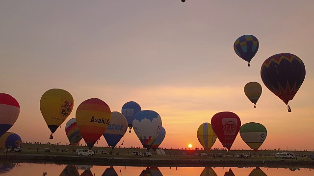 热气球在美丽的日出中起飞视频素材