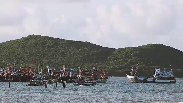 渔船驶离港口视频素材