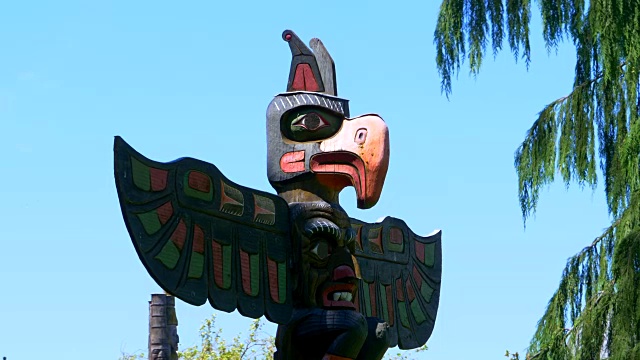 图腾柱，雷鸟历史美洲土著柱雕刻艺术视频下载