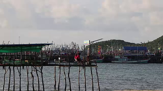 罗勇萨美海滩钓鱼码头附近的大气。视频素材