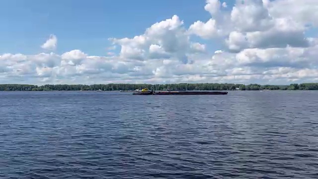 夏日阳光明媚的日子里沿河船只的运动视频素材