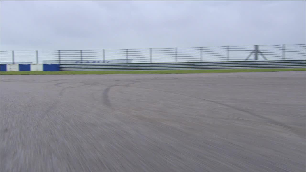 在赛道上追逐一级方程式赛车的广角镜头视频素材