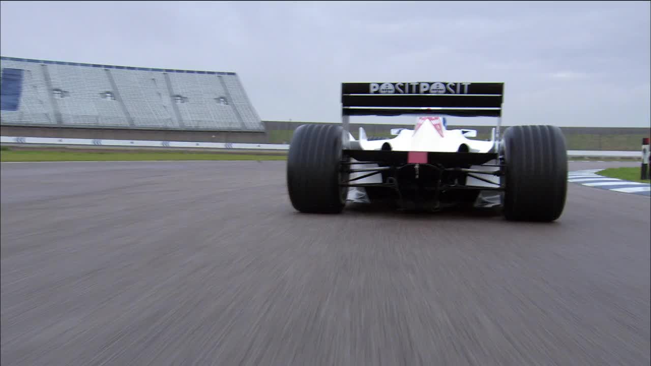 从赛车的角度来看，在赛道上追逐一级方程式赛车视频素材