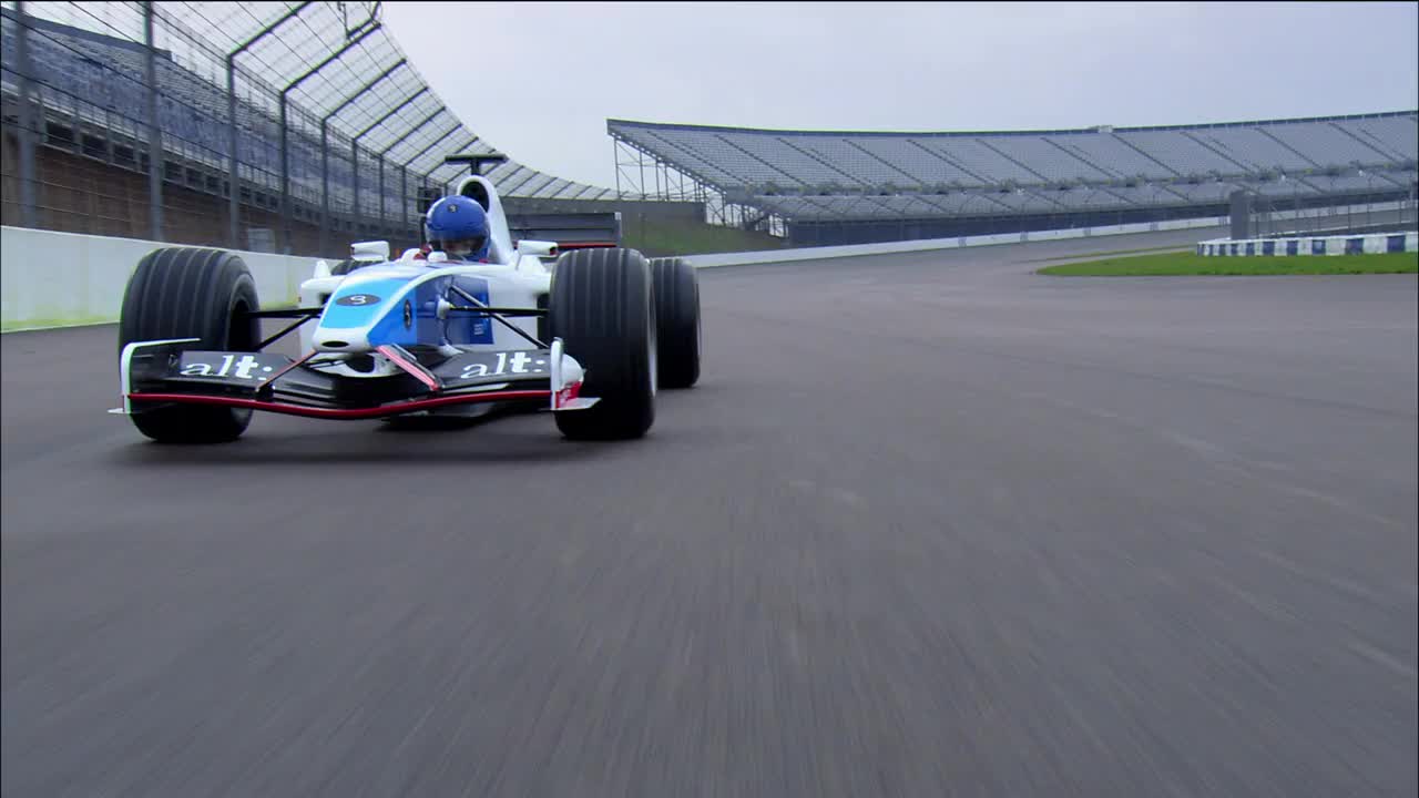低角度中镜头后视角的一级方程式赛车骑在赛道周围视频素材