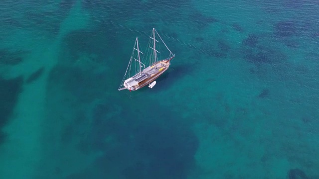 从上面的视频。航拍的一艘帆船在翡翠海岸，撒丁岛，意大利视频素材