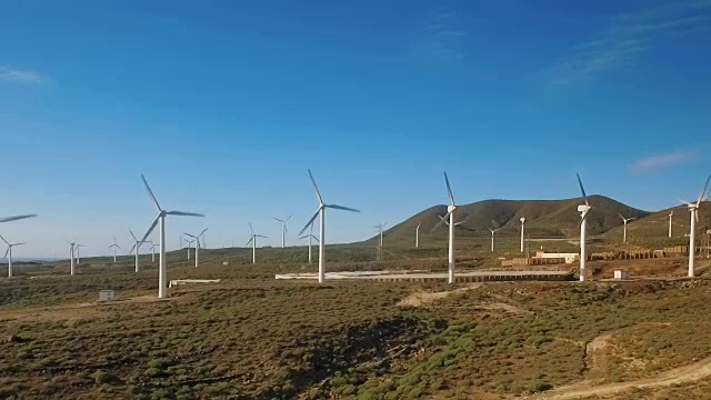 一排排的风力发电机视频素材