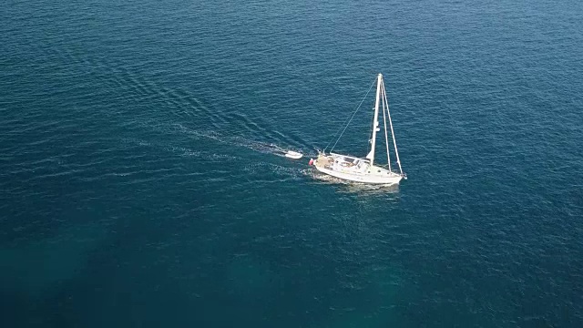 从上面的视频。航拍的一艘帆船在翡翠海岸，撒丁岛，意大利视频素材