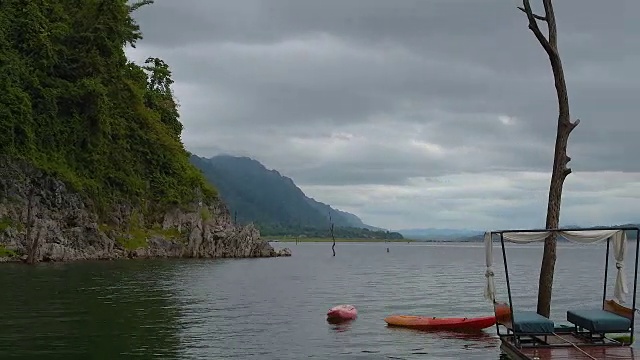 漂浮在湖面上的旅馆。视频下载