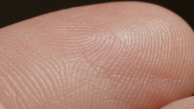 近距离微距:白种人指数皮肤指纹的细节视频素材