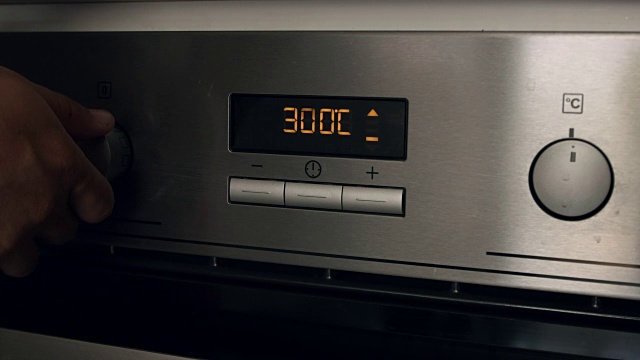 手动调节电烤箱温度视频下载