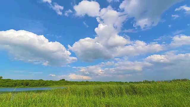 湖面上蓬松的白云。视频下载