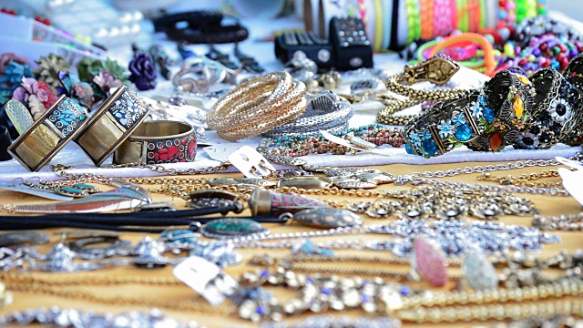 商品暴露珠宝在小贩摊位工艺视频素材