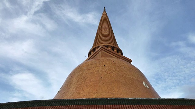 泰国Nakornprathom寺的巨大宝塔视频下载