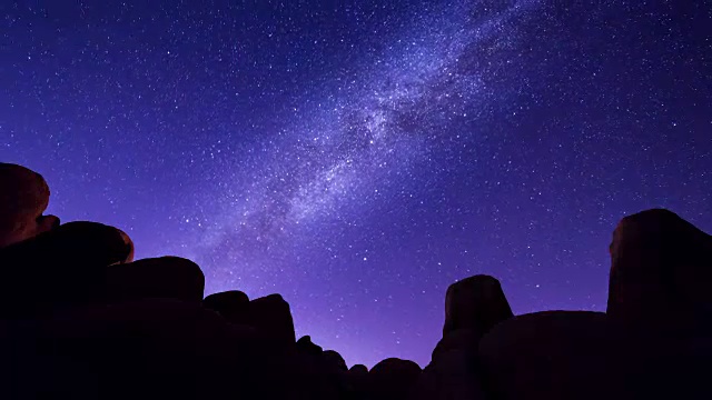 约书亚树国家公园的银河和岩石时光流逝视频素材