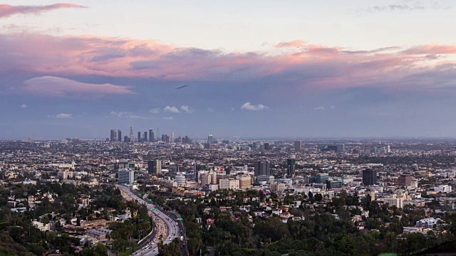 洛杉矶和好莱坞从白天到夜晚的粉色日落时光视频素材
