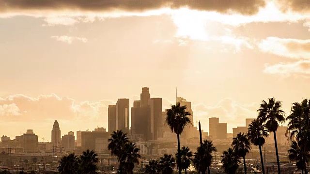 洛杉矶市中心的黄金时间与云彩和棕榈树视频素材
