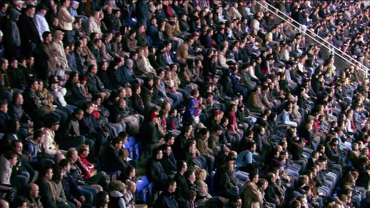高视角广角镜头，在马德伊斯基体育场观看足球比赛的人群/ 横跨体育场/雷丁，英格兰视频素材