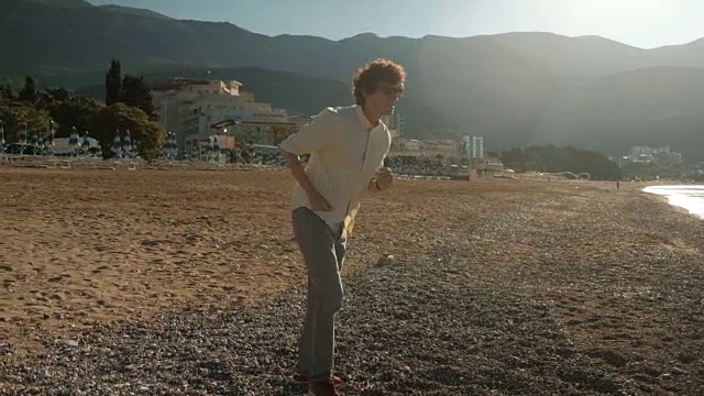 男男女女在夏天的海滩上跳舞视频素材