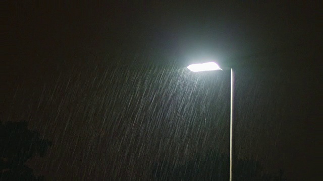 雨夜。孤独的路灯柱视频素材