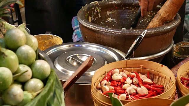 泰国木瓜沙拉，泰国街头小吃视频素材