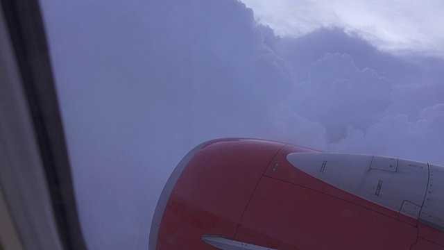 飞机窗外的景色，多云的天空视频素材