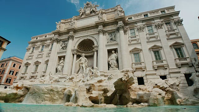 罗马著名的特莱维喷泉。深受世界各地游客的欢迎。广角镜头视频素材