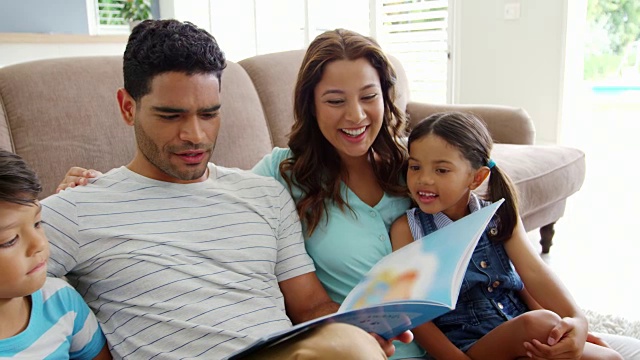 快乐的家庭在客厅看书视频下载
