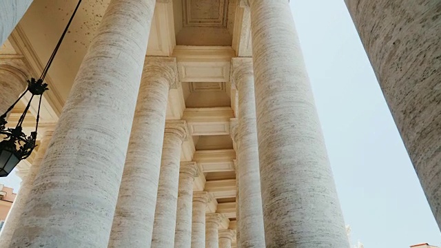梵蒂冈圣彼得教堂的白色圆柱。意大利罗马圣彼得广场。观点视频视频素材