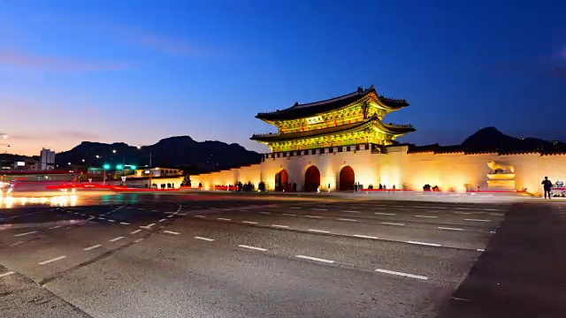 韩国首尔京福宫的夜景和交通状况。视频素材