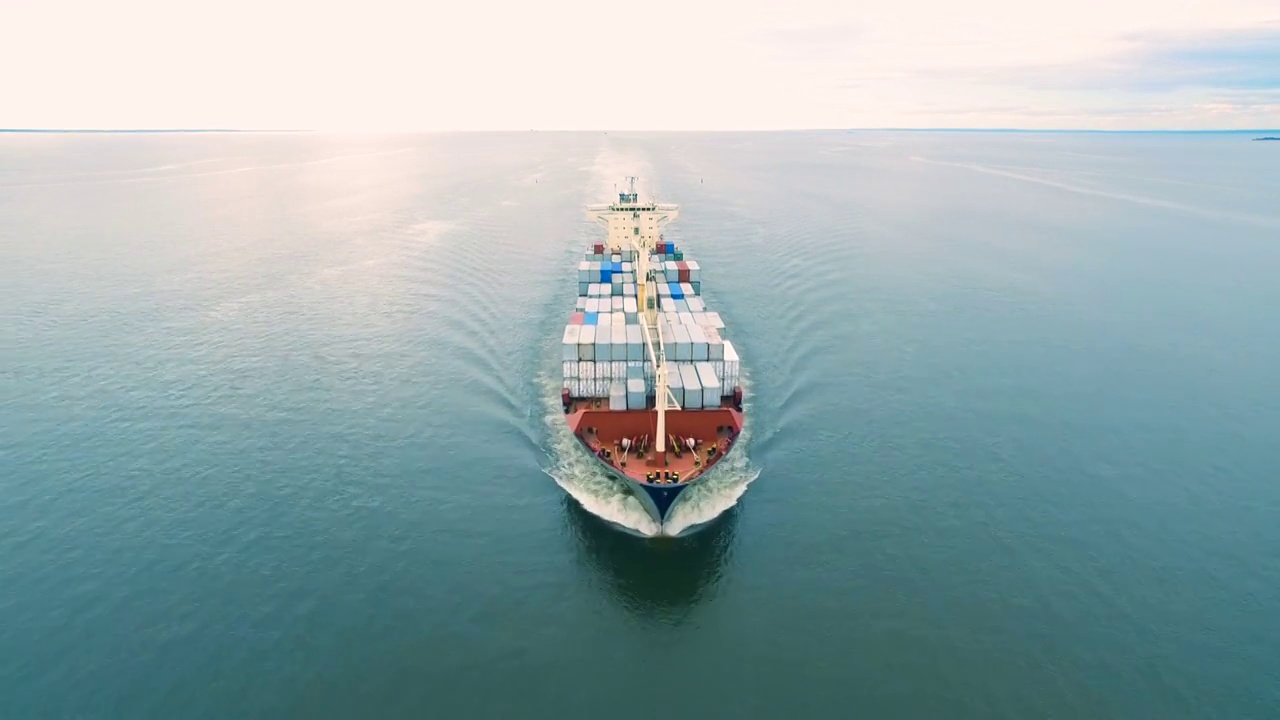 海上集装箱船鸟瞰图视频下载