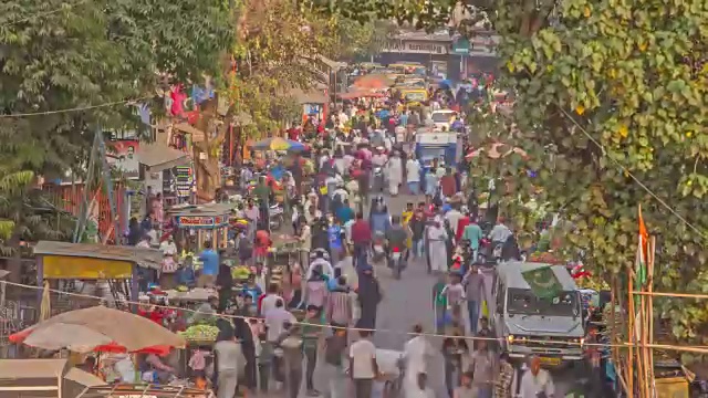 时间流逝，人们走在拥挤的城市街道市场(集市)达拉维，孟买，印度视频下载