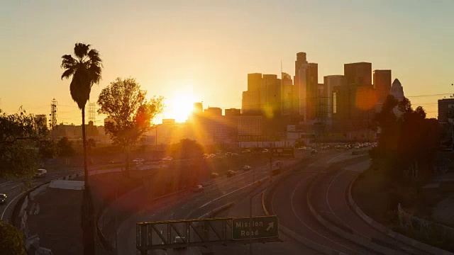 洛杉矶市中心和高速公路白天到晚上日落时间视频素材