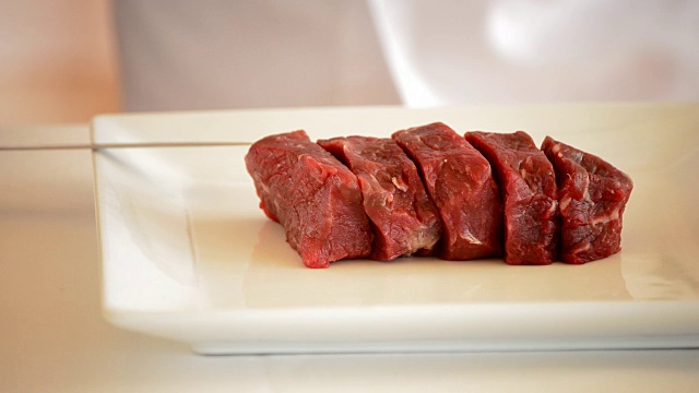 厨师或专业厨师的手切割红小牛肉或牛肉视频素材