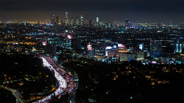 洛杉矶和好莱坞高速公路夜景关闭视频素材