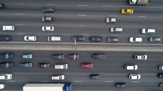 交通堵塞的概念。汽车和卡车等着轮到它们移动。4 k。视频素材