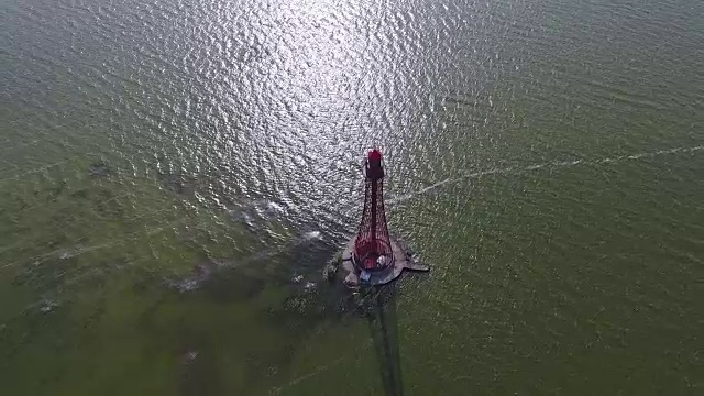 绕着海上古老的灯塔飞行视频下载