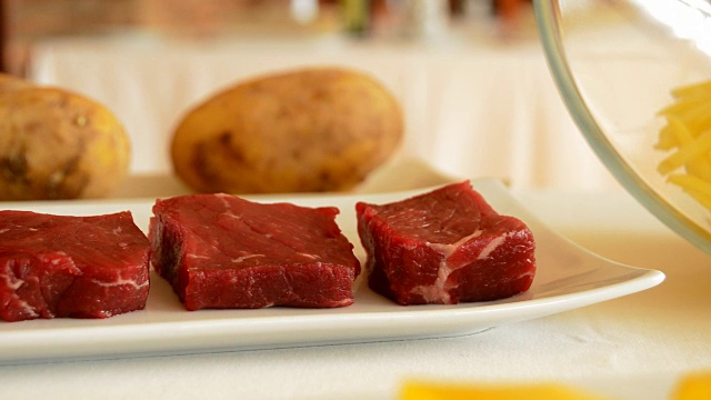 食材串芒果水果和肉的牛或牛肉烧烤全景视频素材