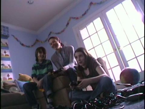 LA WS男孩和女孩在玩电子游戏，然后男孩向他们的母亲展示如何玩/美国纽约怀特普莱恩斯视频素材
