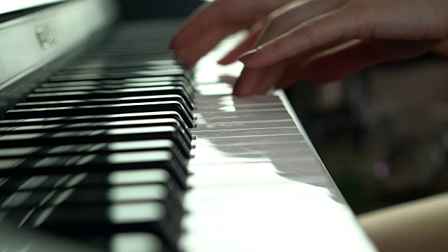 一个女人在弹钢琴的特写视频素材