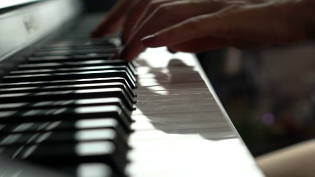 一个女人在弹钢琴的特写视频下载