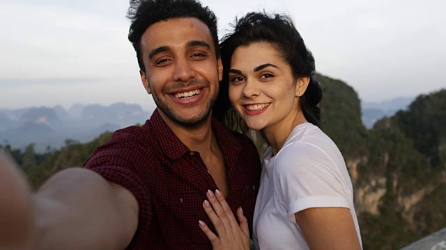一对夫妇在山顶自拍，西班牙男人和女人开心地微笑着视频下载