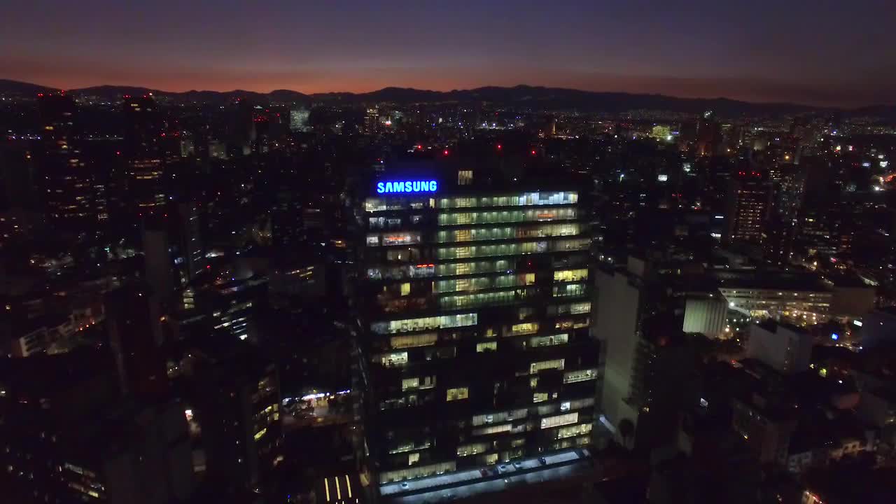 夜景接近三星大厦视频素材