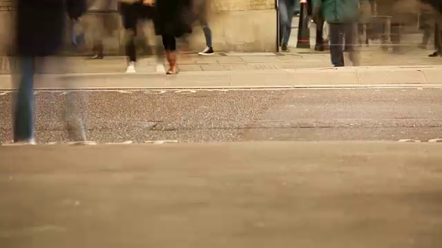 英国伦敦，行人在晚上穿过马路视频素材