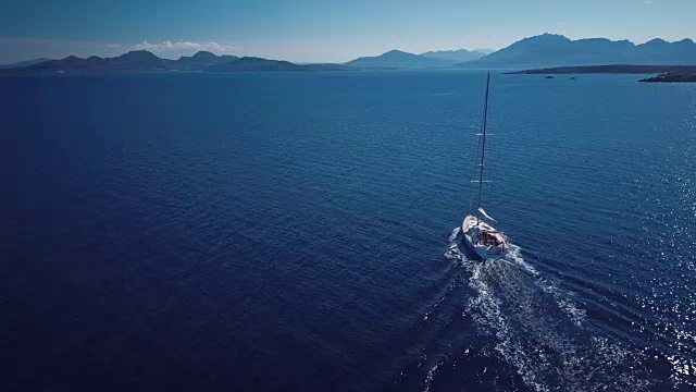 意大利撒丁岛一艘帆船的航拍视频。视频素材